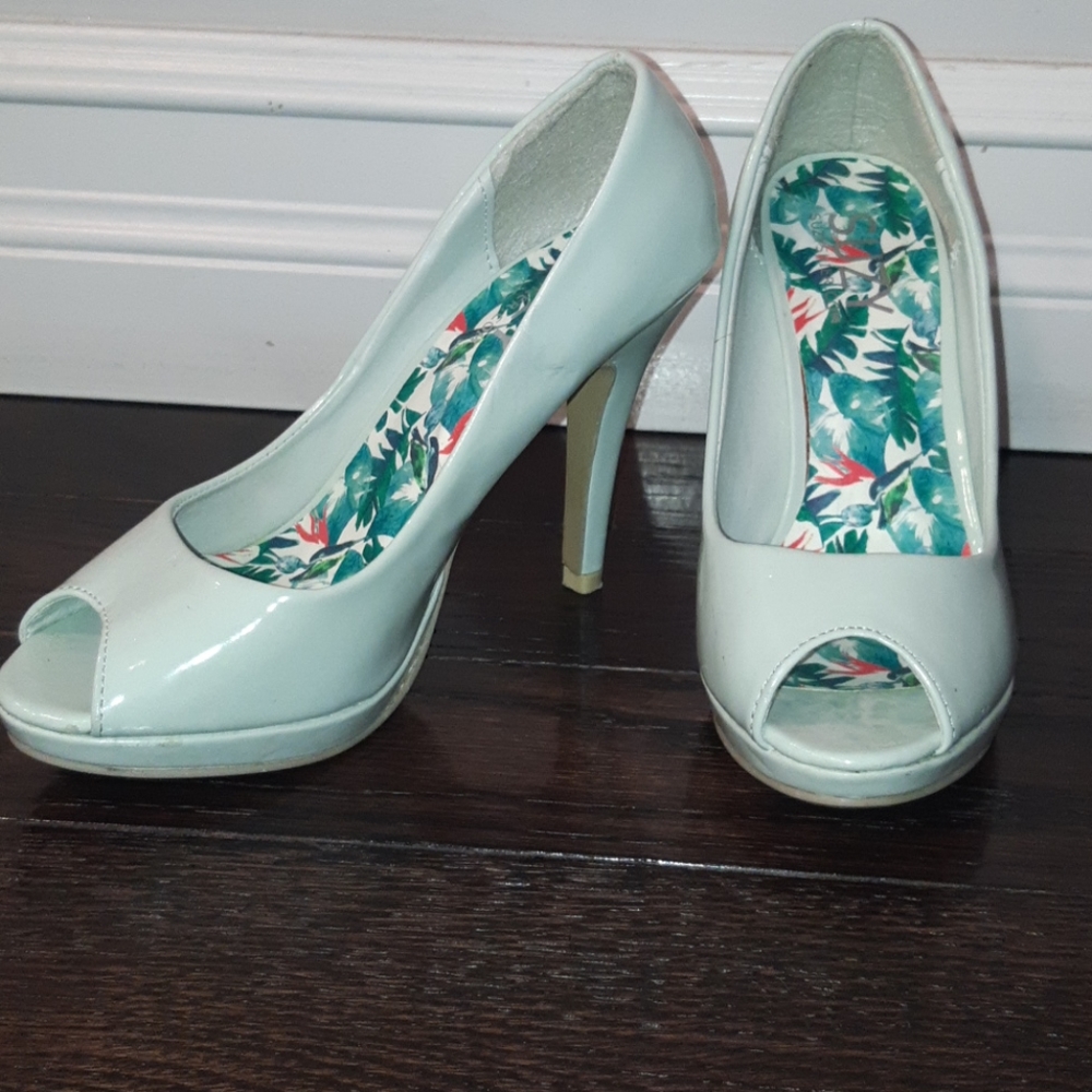Mint Green Suzy Shier Size 6 High Heels
